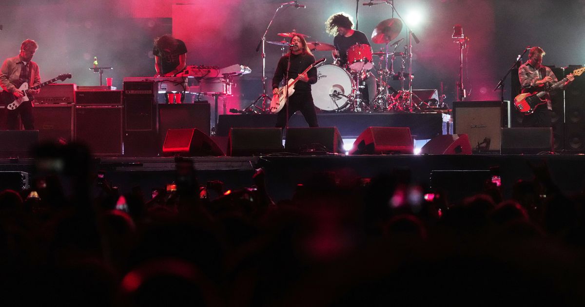 Foo Fighters bring their stadium show to a modest NYC venue. Inside the exclusive, surprise concert :: WRAL.com