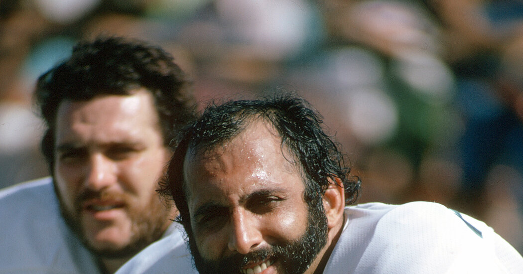 Manny Fernandez, Bulwark of Dolphins’ Defense, Dies at 79