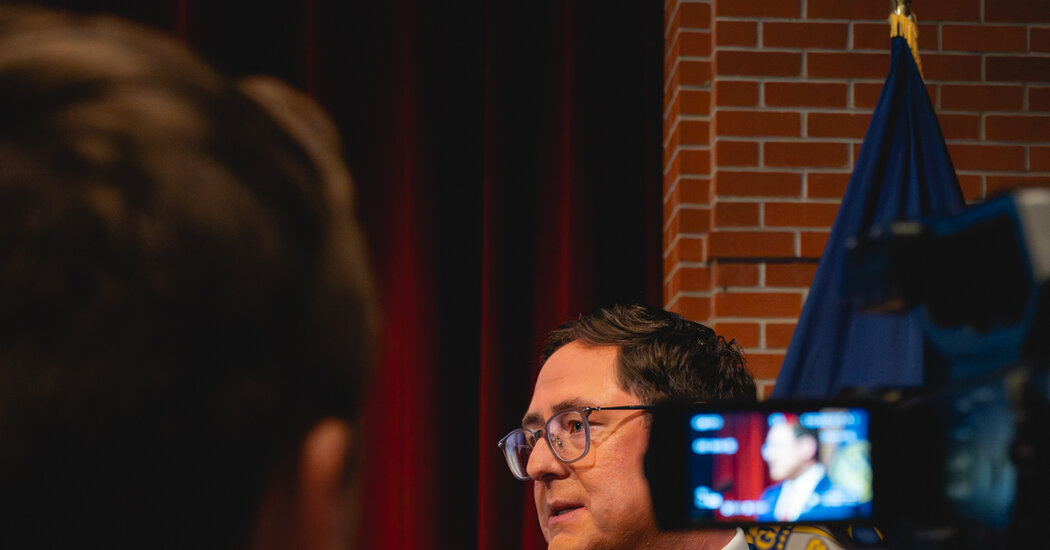 Meeting Voters, a Republican Tries to Outrun His Party’s Woes