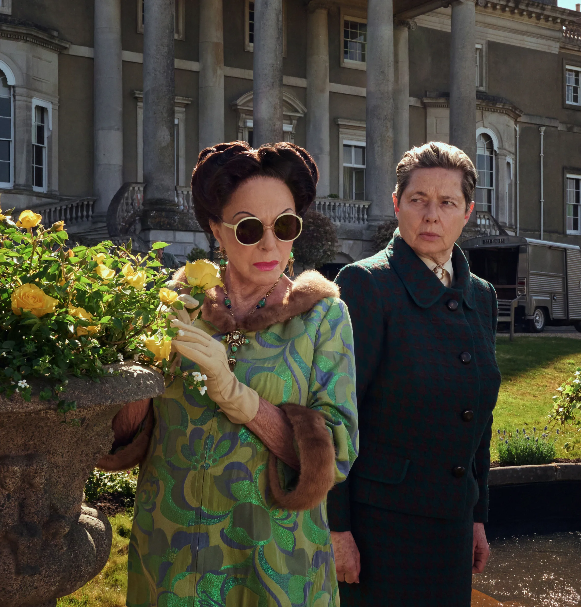 Joan Collins as Wallis Simpson and Isabella Rossellini as Suzanne Blum in the film "The Bitter End".