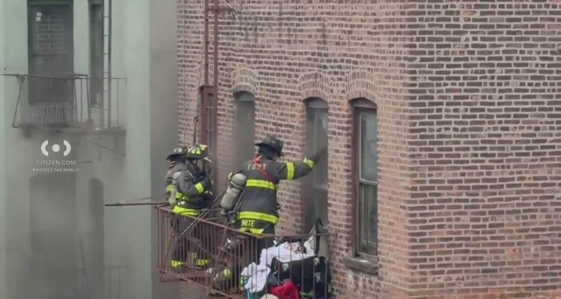 News 12 | Bronx | 5 People Hurt 3 Critically In Bainbridge Avenue Blaze