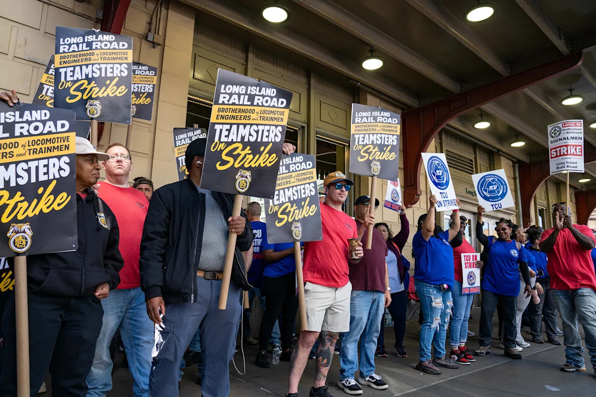 Monday rush hour chaos begins in New York City as LIRR strike enters first weekday