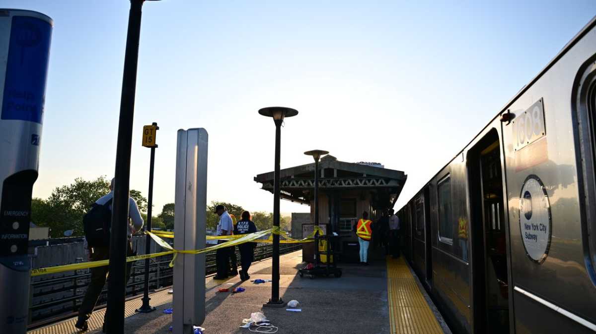 Unidentified man fatally struck by Brooklyn 3 train after falling during dispute over stolen backpack