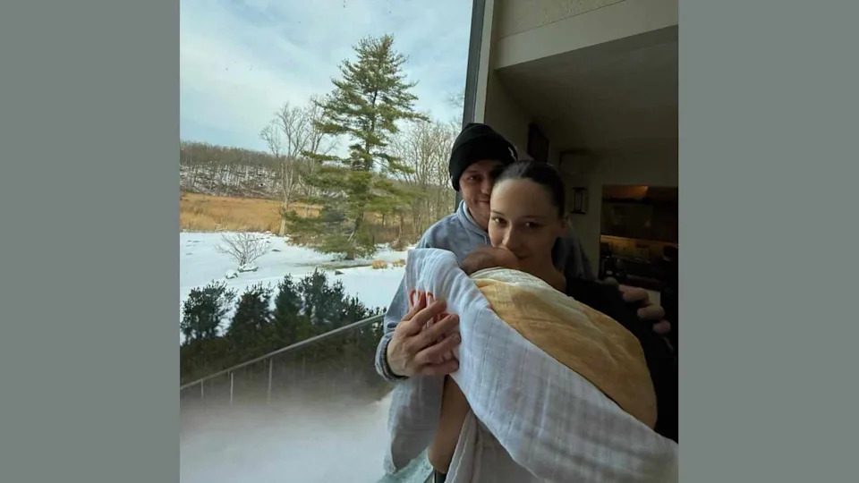 Screenshot of Pete Davidson's family from @cosmopolitan_nl via Instagram. Used under fair use for editorial commentary.