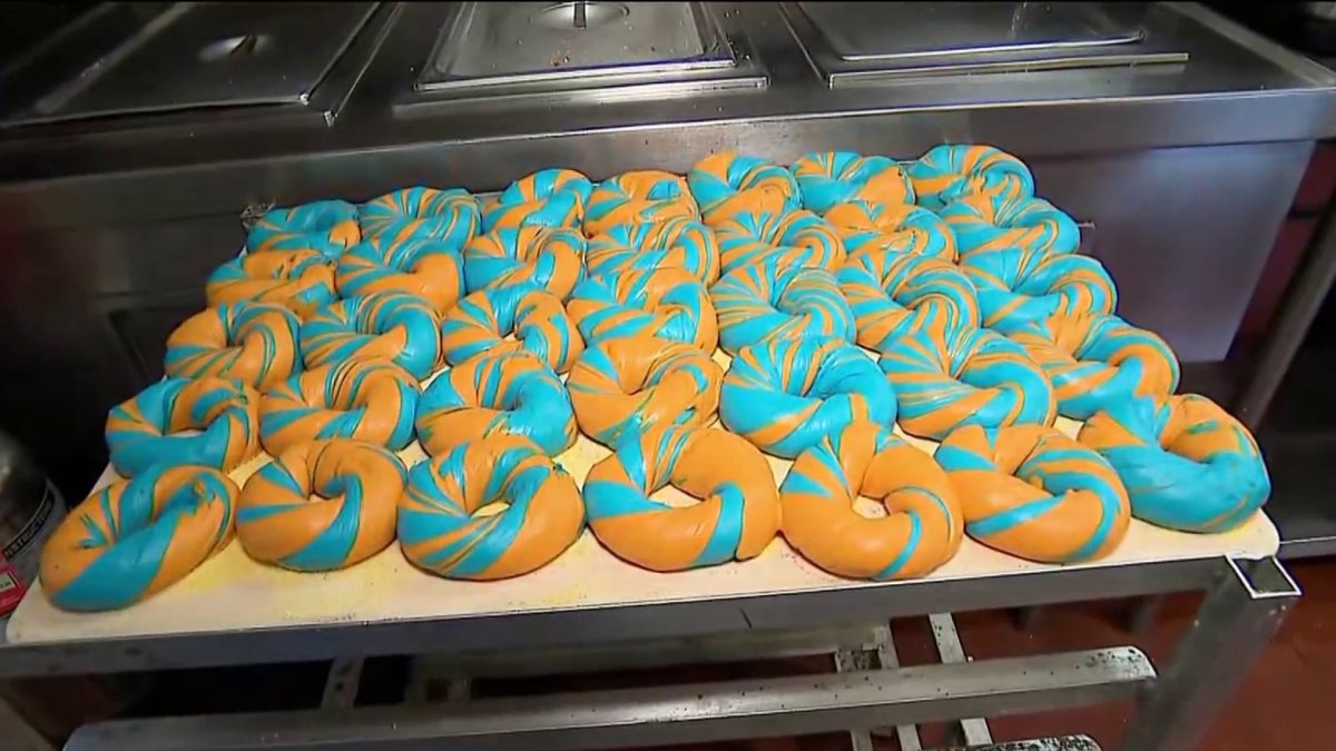 NYC bagel shop offering blue and orange bagels in honor of Knicks’ playoff run – NBC New York