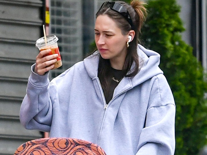 0514-Elsie-Hewitt-Spotted-Post-Break-Up-SUB