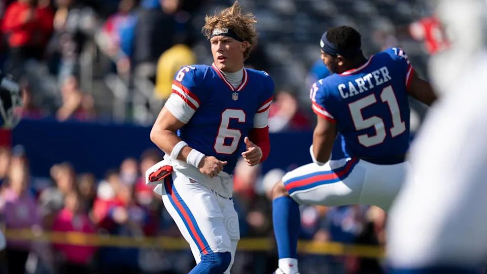 New York Giants quarterback Jaxson Dart (6) warms up before a week 9 game between the New York Giants and San Francisco 49ers at MetLife Stadium on Sunday, Nov. 2, 2025.