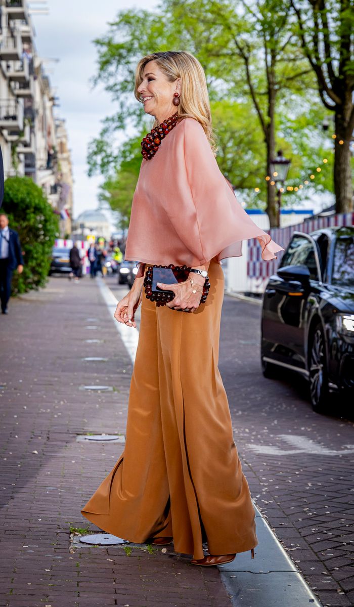 A closer look at Queen Máxima’s statement accessories and structured clutch.
