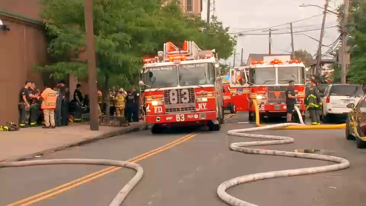 Explosion and fire in Staten Island shipyard kills 1, injures dozens