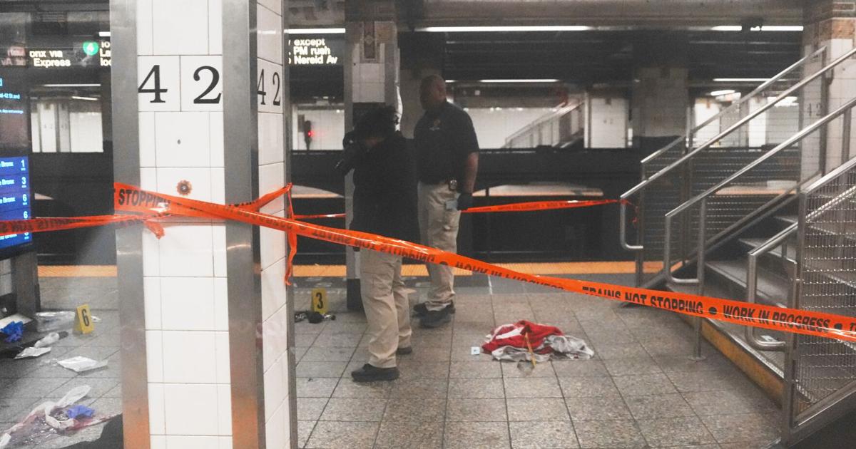 Video of NYC police killing machete-wielding man at Grand Central station released | Associated Press