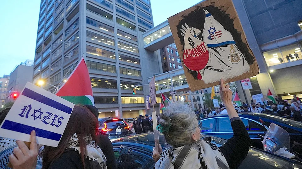 Pro-Palestinians protesting outside Park East Synagogue in Manhattan