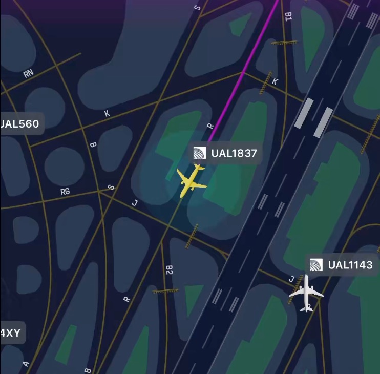 Illustration of an airport with airplanes UAL1837 and UAL1143 on a radar screen.