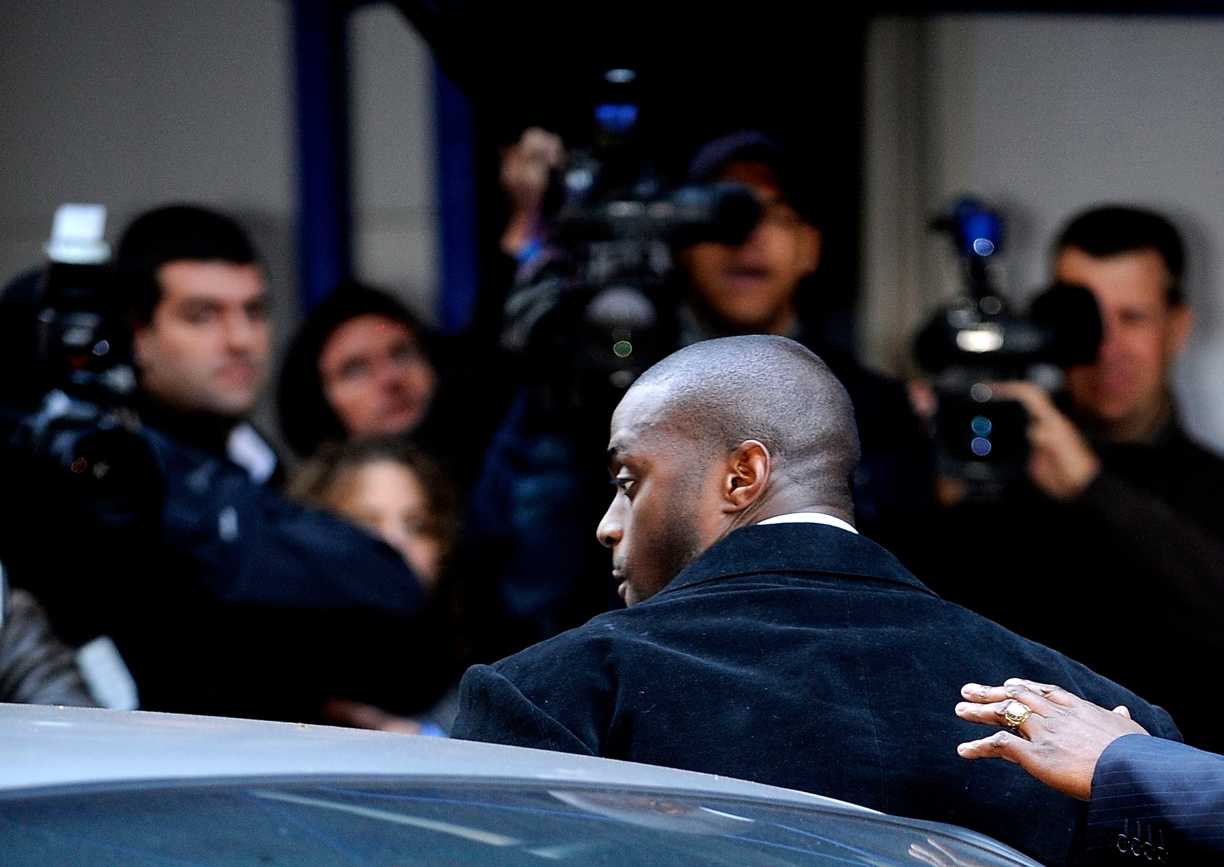 Plaxico Burress Turns Himself In to Police in New York