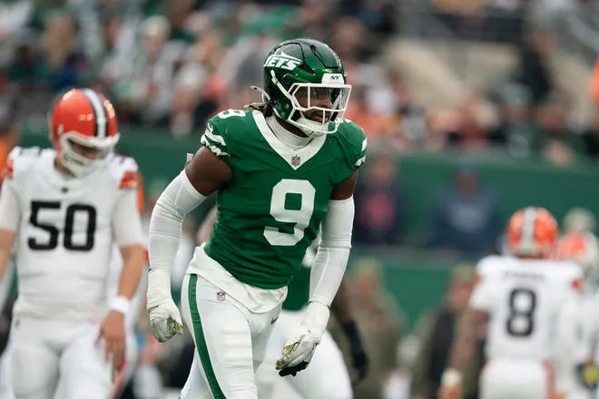 New York Jets defensive end Will McDonald IV (9) runs off the field after sacking Cleveland Browns quarterback Dillon Gabriel (8) during an NFL Week 10 game between the New York Jets and the Cleveland Browns at MetLife Stadium on Sunday, Nov. 9, 2025.