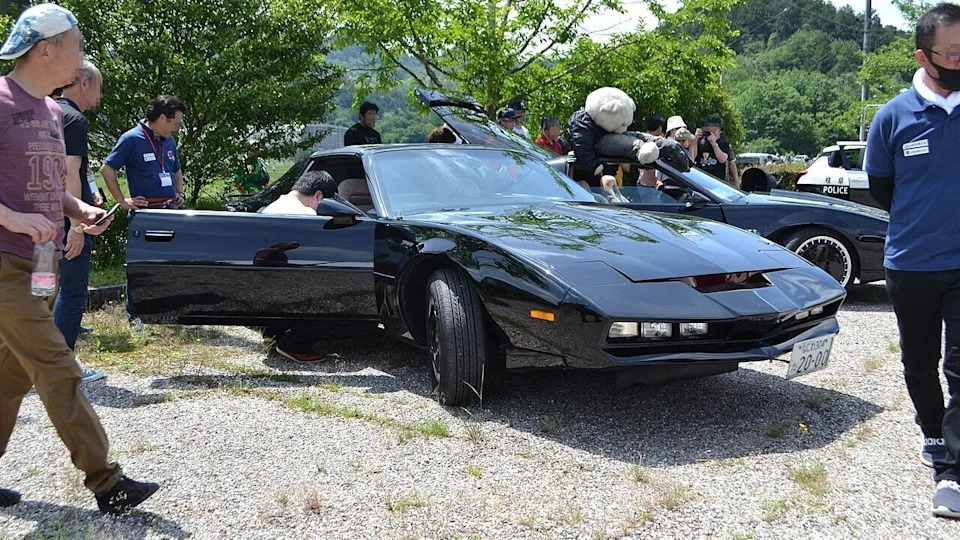Pontiac Firebird Trans Am to Knight 2000.