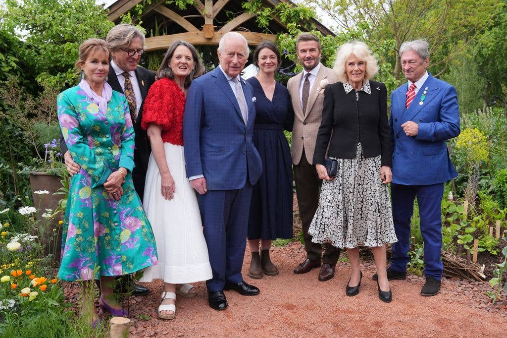 King Charles III, Queen Camilla, Sir David Beckham (3R) and Alan Titchmarsh (R) pose for a photo during their visit to the press day ahead of the 2026 RHS Chelsea Flower Show at The Royal Hospital Chelsea on May 18, 2026 in London, England