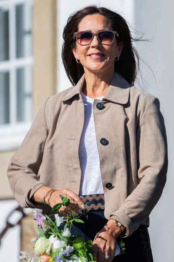 Queen Mary smiling in sunglasses