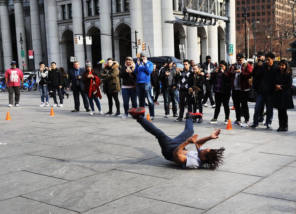 new york, ny february 08 tourists watch street performers on an unseasonably warm afternoon with temperatures reaching near 60 degrees on february 8, 2017 in new york city new york city is preparing for a drastic change in weather as up to 10 inches of snow is currently predicted for thursday photo by spencer plattgetty images