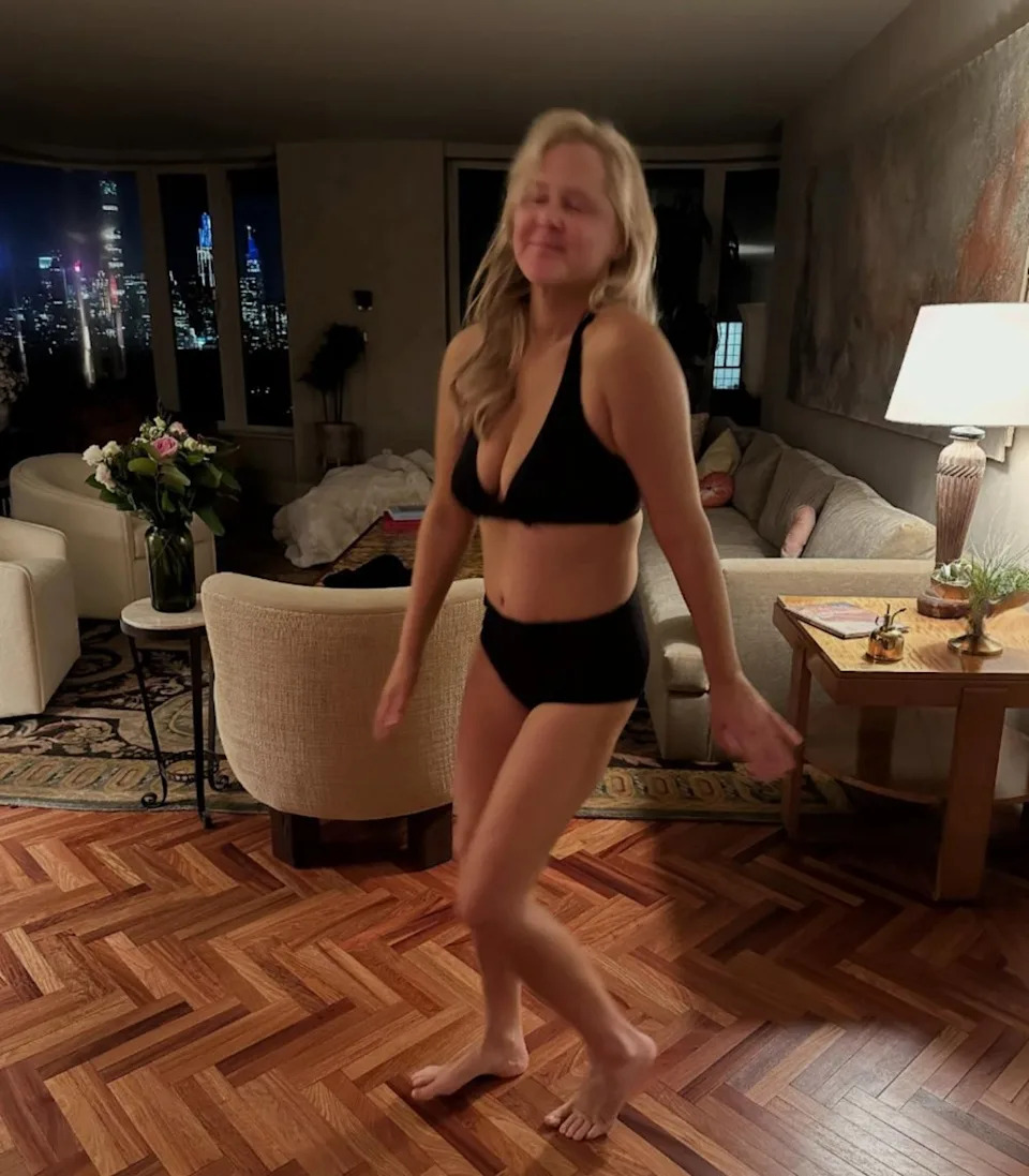 Amy Schumer posts outfit photos in New York apartment