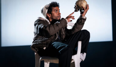 This image released by Polk & Co. shows Hiran Abeysekera in the role of Hamlet at the National Theatre in London on Sept. 25, 2025. Photo: Sam Taylor/Polk & Co. via AP