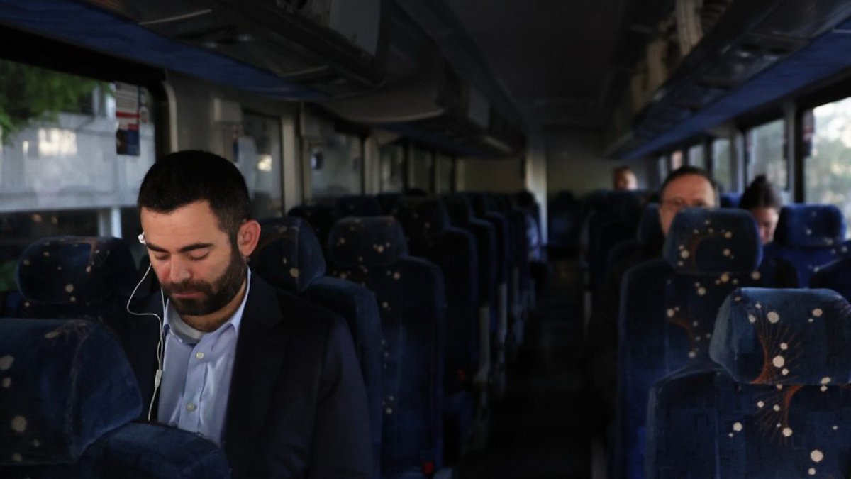 Live updates: No LIRR trains running as strike impacts weekday commute – NBC New York