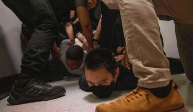 Federal judge bans most arrests by feds in NYC immigration courts – NBC New York