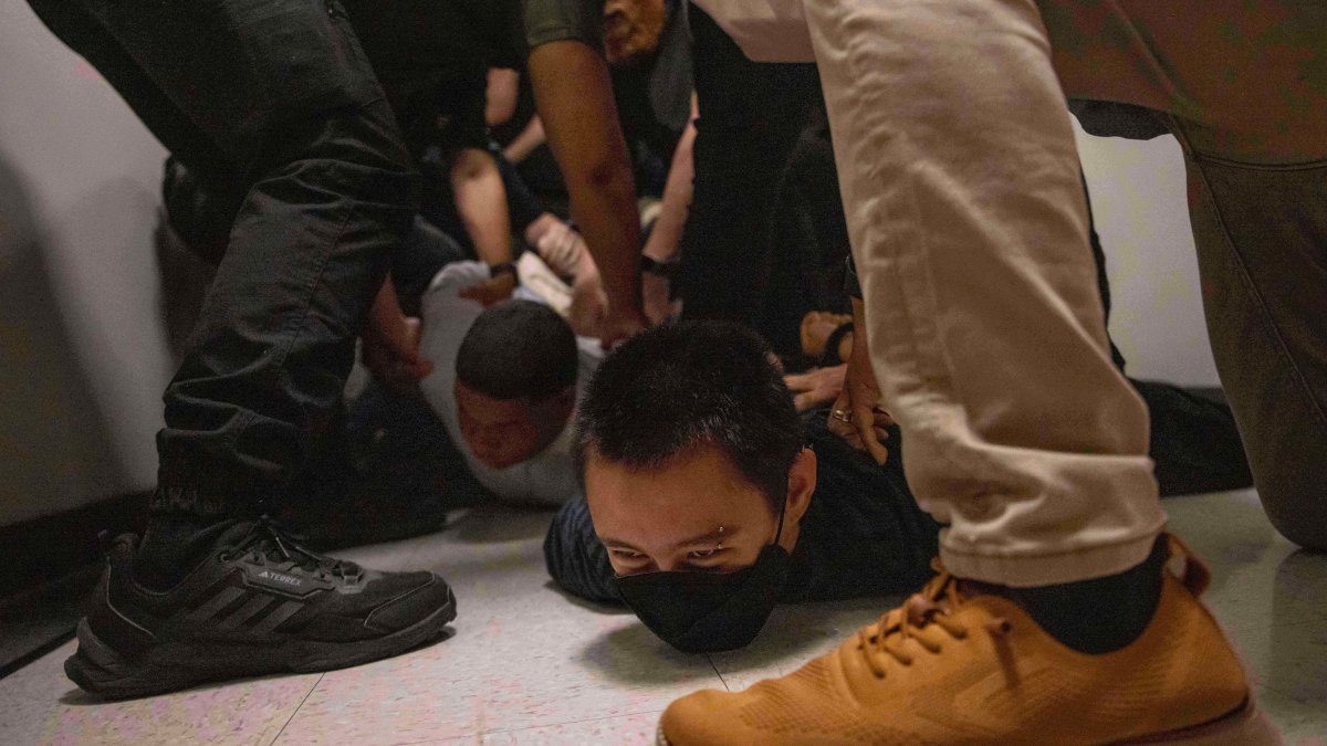 Federal judge bans most arrests by feds in NYC immigration courts – NBC New York