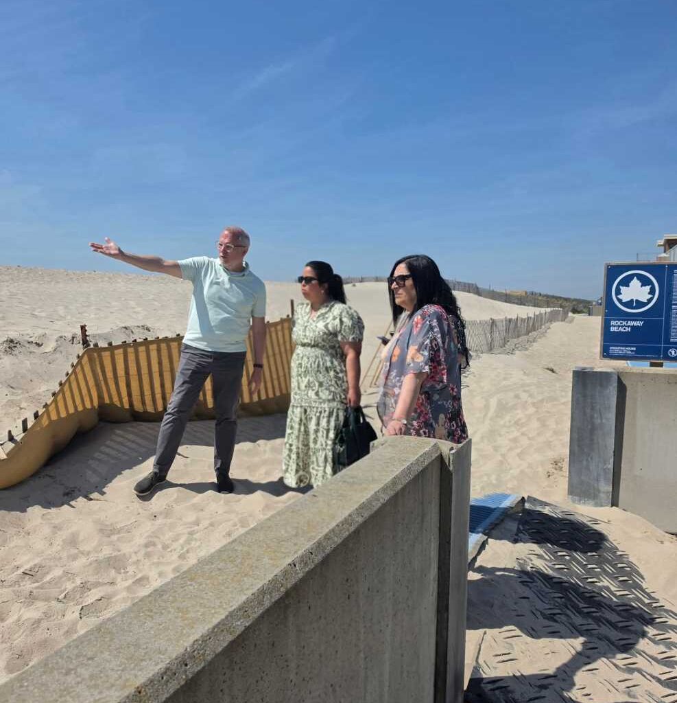 Ariola welcomes NYC Parks to Rockaway to showcase issues impacting peninsula’s beaches – QNS