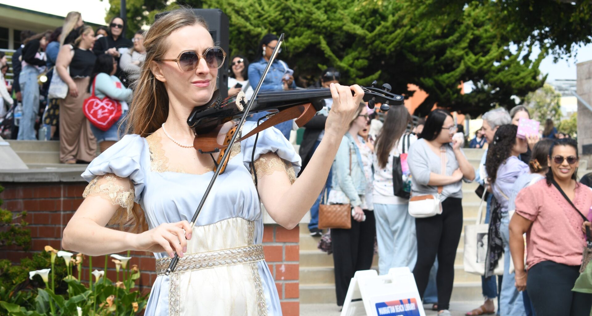 ‘Bridgerton’ author Julia Quinn cautions Manhattan Beach fans about book bans