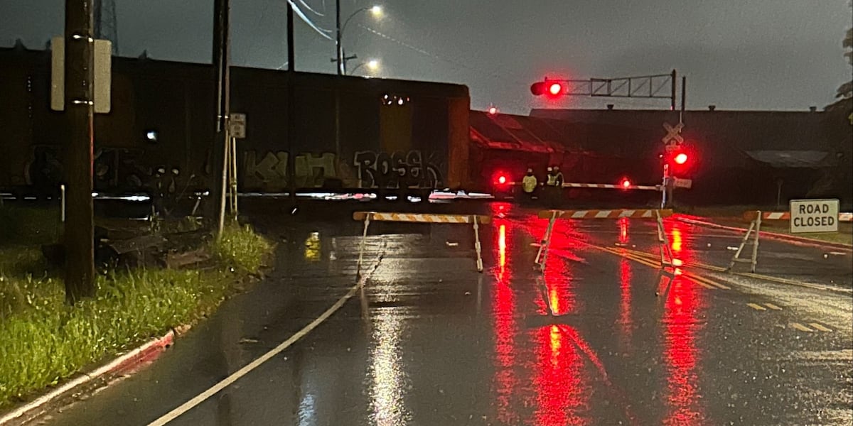 Toledo crews clear train after derailment on East Manhattan Boulevard