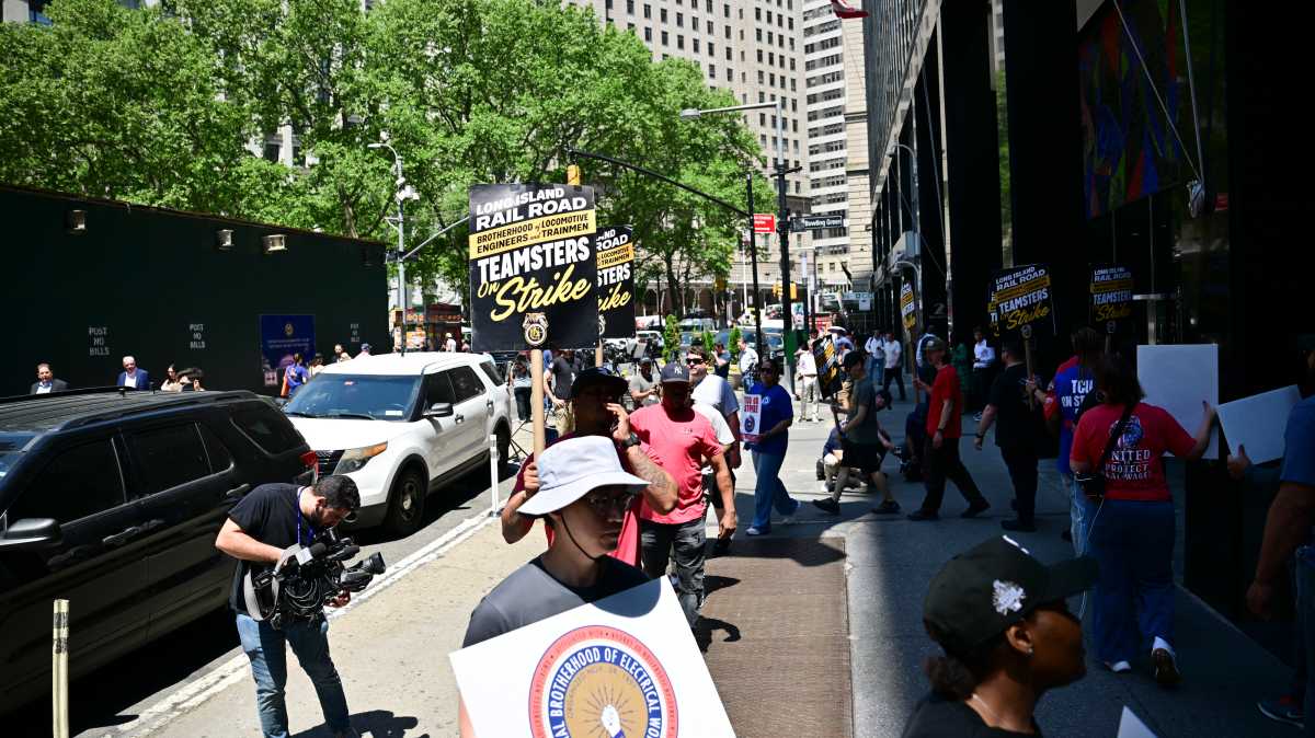 BREAKING: MTA and LIRR unions reach deal ending 3-day strike, Hochul says