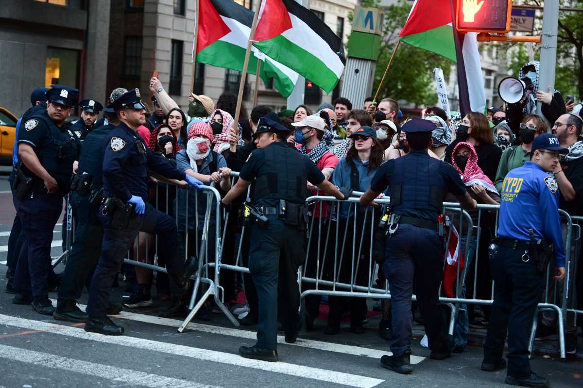 Protest over Israeli real estate event at Manhattan synagogue tests NYPD perimeter strategy as officer hospitalized, demonstrators pepper-sprayed