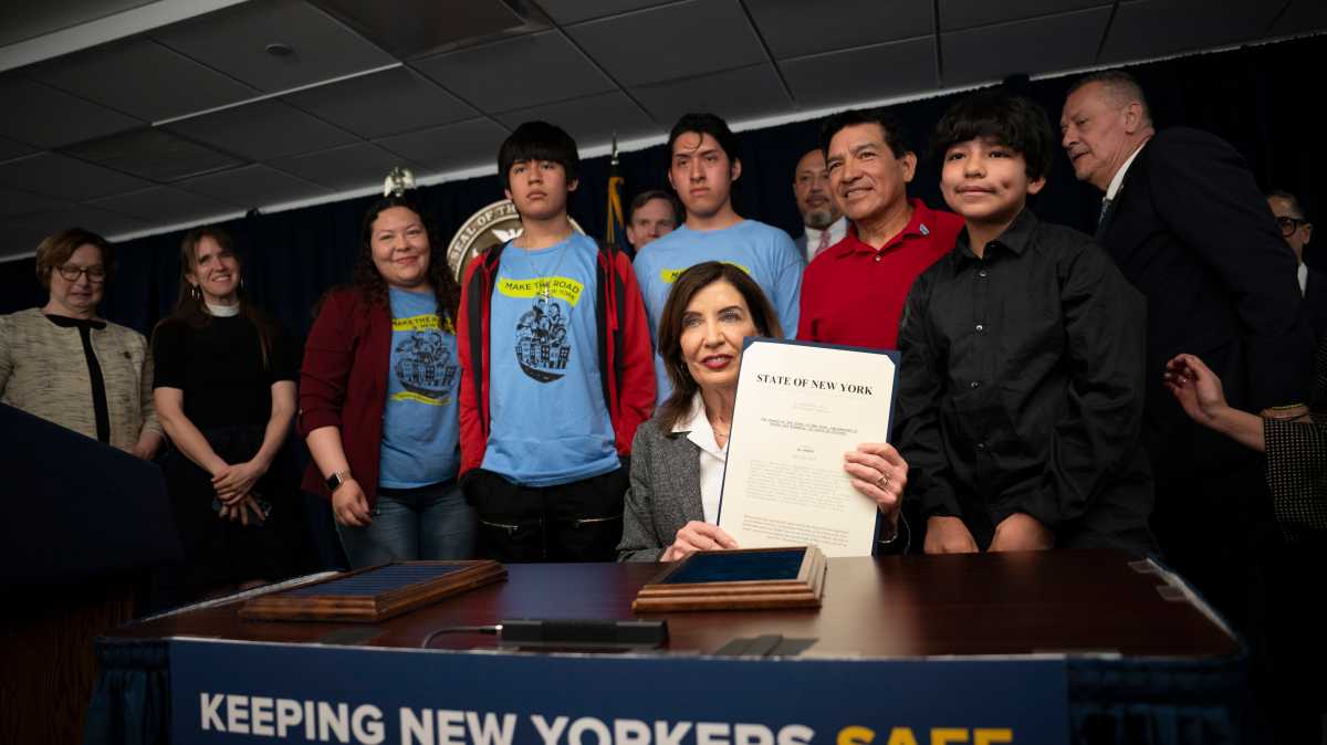 New York bans masked law enforcement under Hochul immigration package aimed at curbing ICE tactics in state