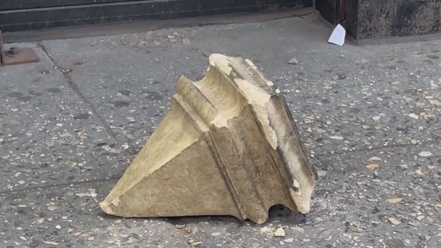 Teen hurt after a large piece of concrete falls off a Queens building – PIX11
