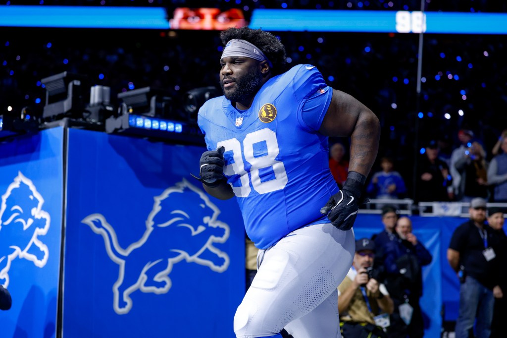 DJ Reader #98 of the Detroit Lions takes the field prior to the NFL 2025 game against the Green Bay Packers