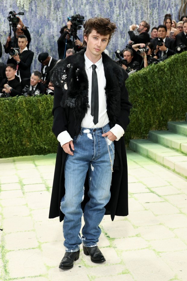 NEW YORK, NEW YORK - MAY 04: Troye Sivan attends the 2026 Met Gala celebrating "Costume Art" at the Metropolitan Museum of Art on May 04, 2026 in New York City. (Photo by Jamie McCarthy/Getty Images)