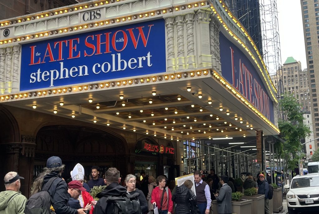 New Yorkers Gather For Sendoff To Stephen Colbert As 'The Late Show' Tapes Final Episode