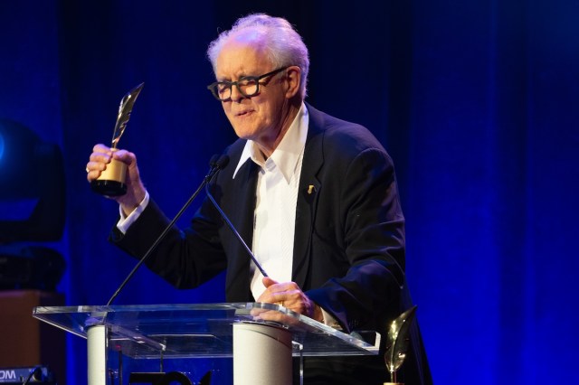 John Lithgow receiving a 2026 Drama Desk Award for Outstanding Lead Performance in a Play (© Austin Ruffer)