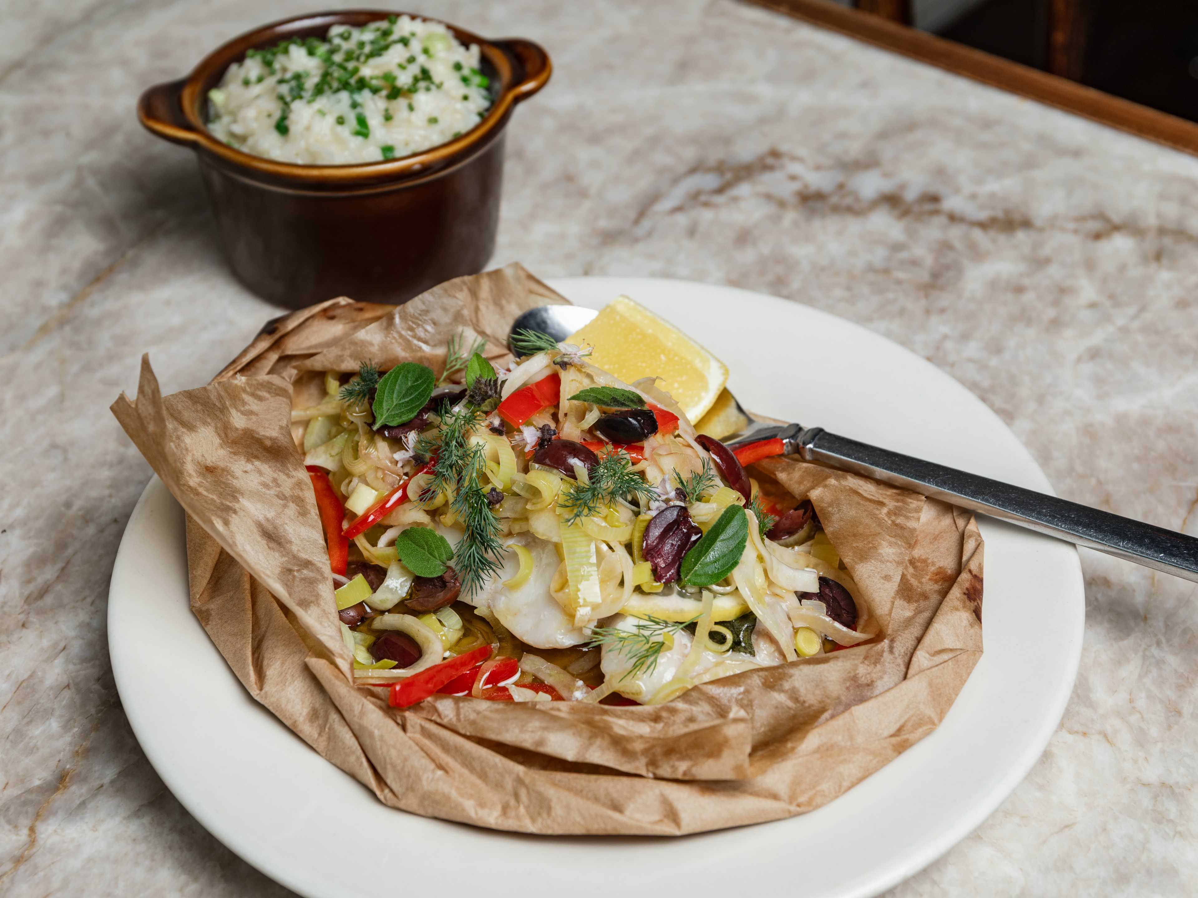 Queen's Raw Bar & Grill image