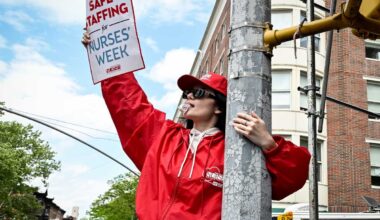 Brooklyn Methodist nurses rally for fair contract, safe staffing, workplace violence protections • Brooklyn Paper