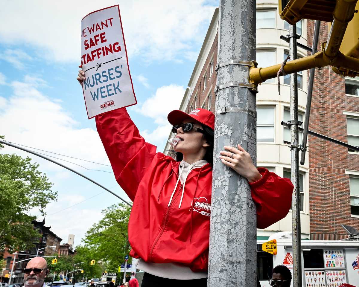 Brooklyn Methodist nurses rally for fair contract, safe staffing, workplace violence protections • Brooklyn Paper
