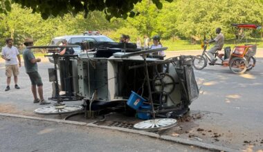 Driver hurt after spooked horse crashes into another horse carriage in NYC Park