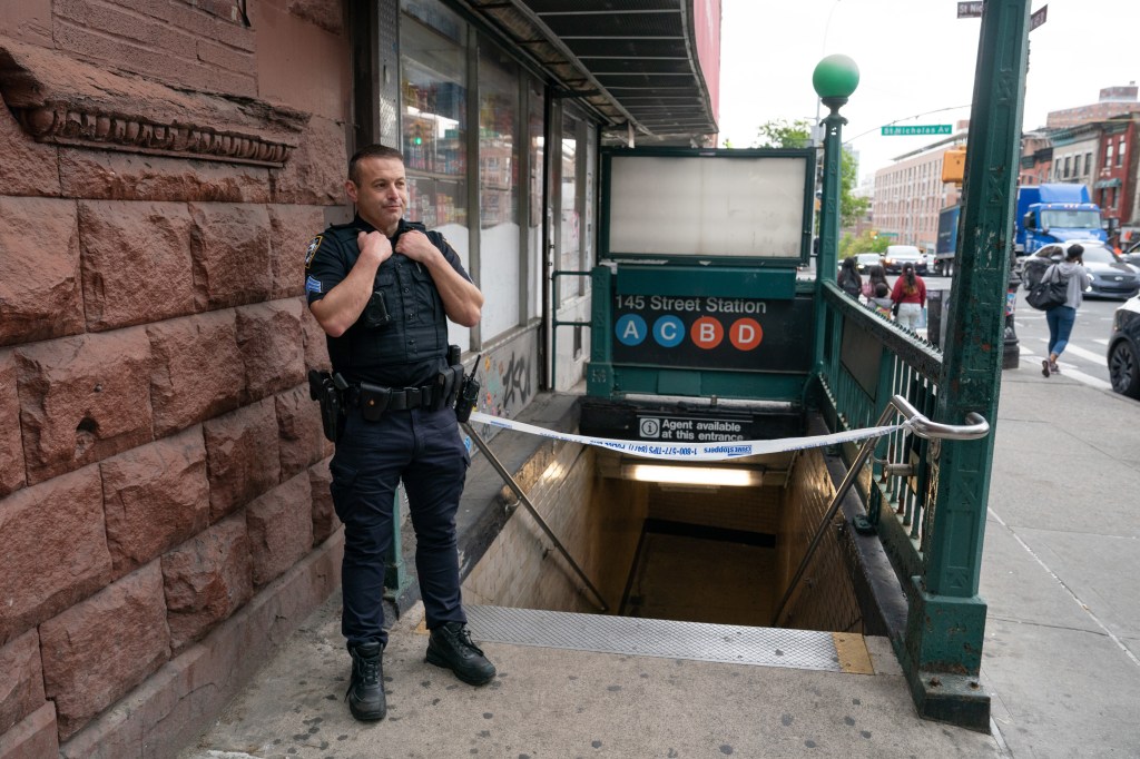 Man slashed in chest during argument at Harlem subway station