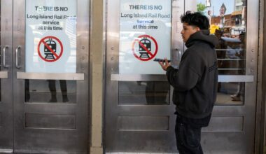 As LIRR strike enters first day, New Yorkers face shutdown, brace for rush-hour chaos