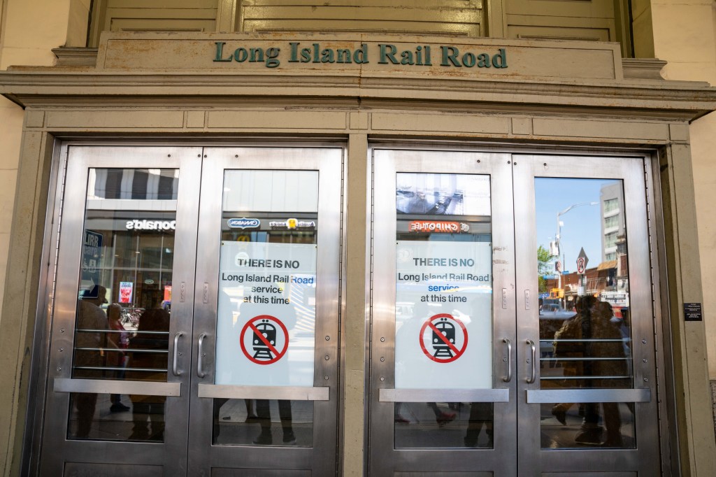 Gov. Hochul urges commuters to work from home if possible as LIRR strike continues