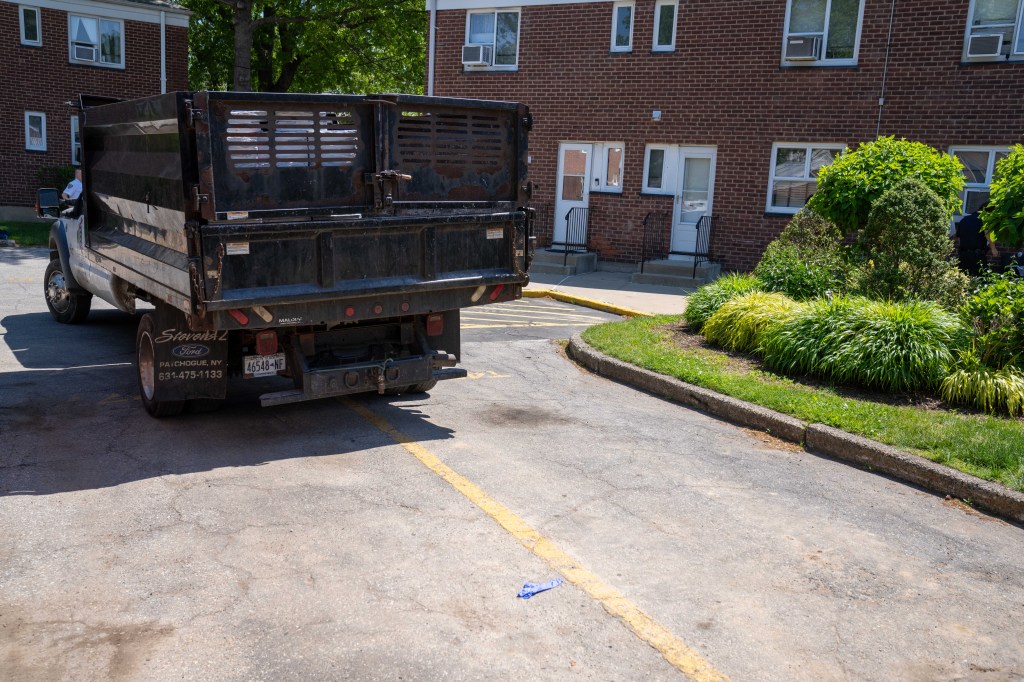 Man, 70, dies after being struck by truck exiting Queens driveway – New York Daily News