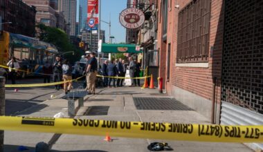 Man arrested for stabbing 2 men, 1 fatally outside Manhattan homeless drop-in site