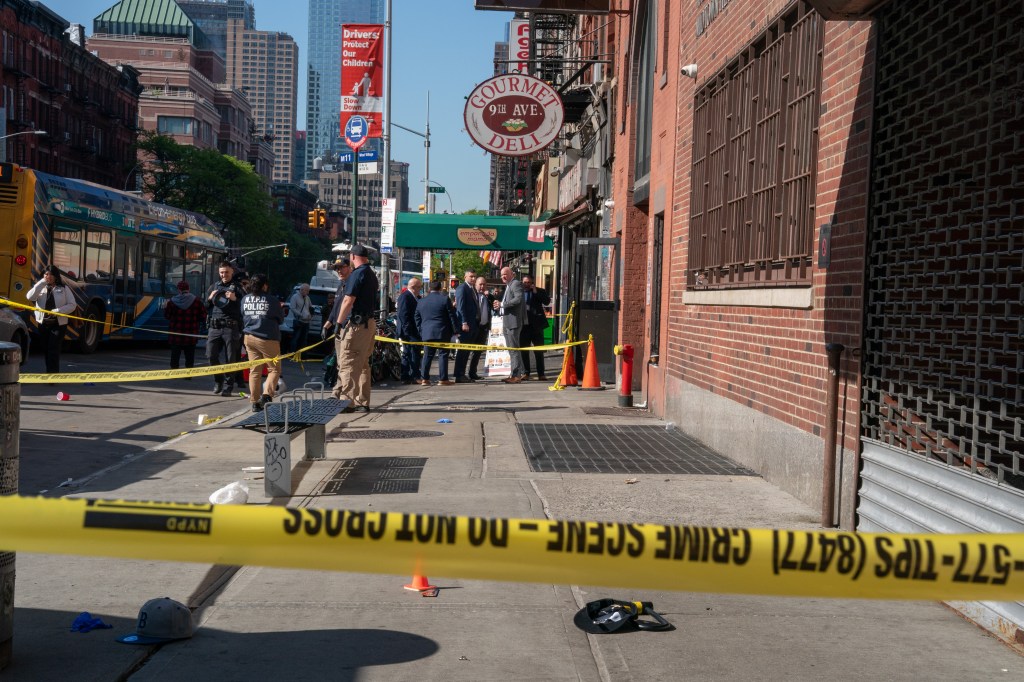 Man arrested for stabbing 2 men, 1 fatally outside Manhattan homeless drop-in site
