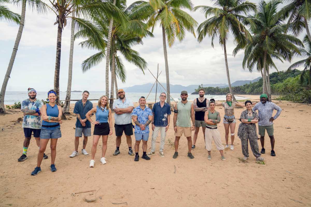 The Castaways pose with host Ted Allen, as seen on "Chopped Castaways"