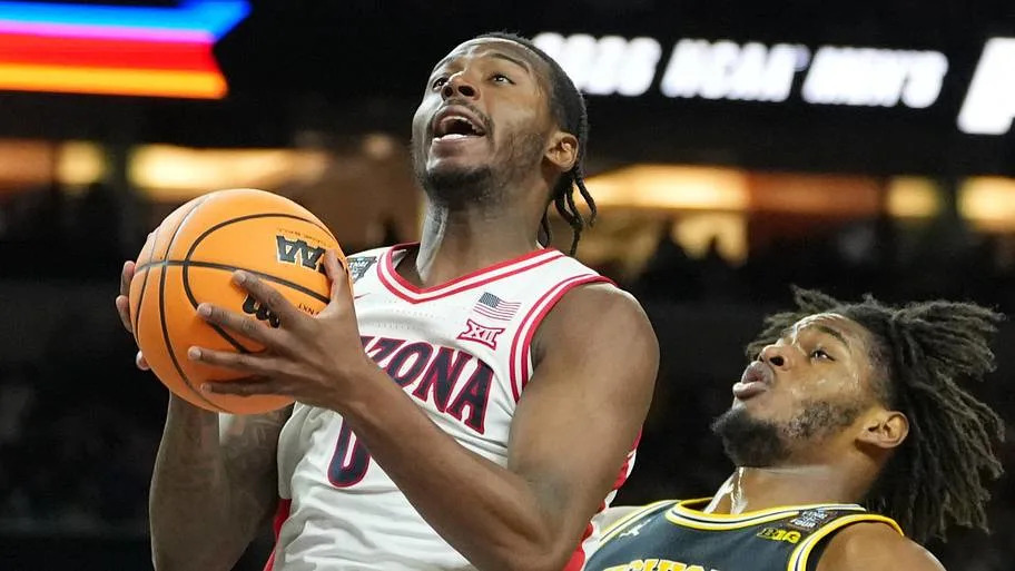 Arizona Wildcats guard Jaden Bradley shoots against Michigan Wolverines forward Morez Johnson. Robert Deutsch-Imagn Images